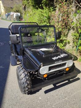 HILLBIL XTR-9 Elektro Kinderauto 1200 W, schwarz glänzend, konfigurierbar 10 km/h bis 40 km/h, mit Anhängerkupplung - Elektrofahrzeug für große Kinder